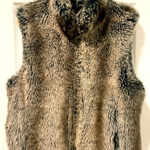 Light tan/black mixed color, 2 pockets, reversible to solid black.  Women’s Med.